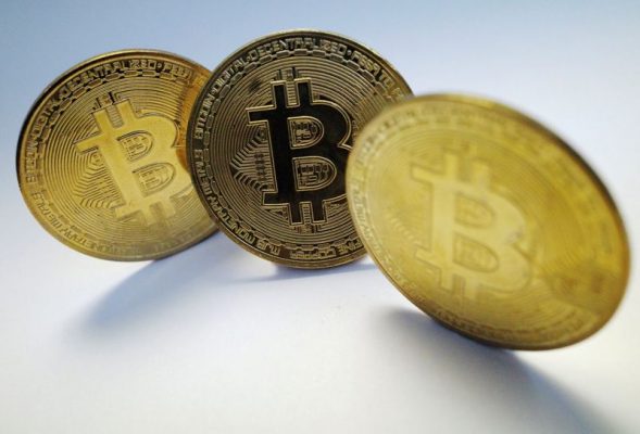 Bitcoin giảm mạnh về 42.500 USD vì thông tin Fed tăng lãi suất